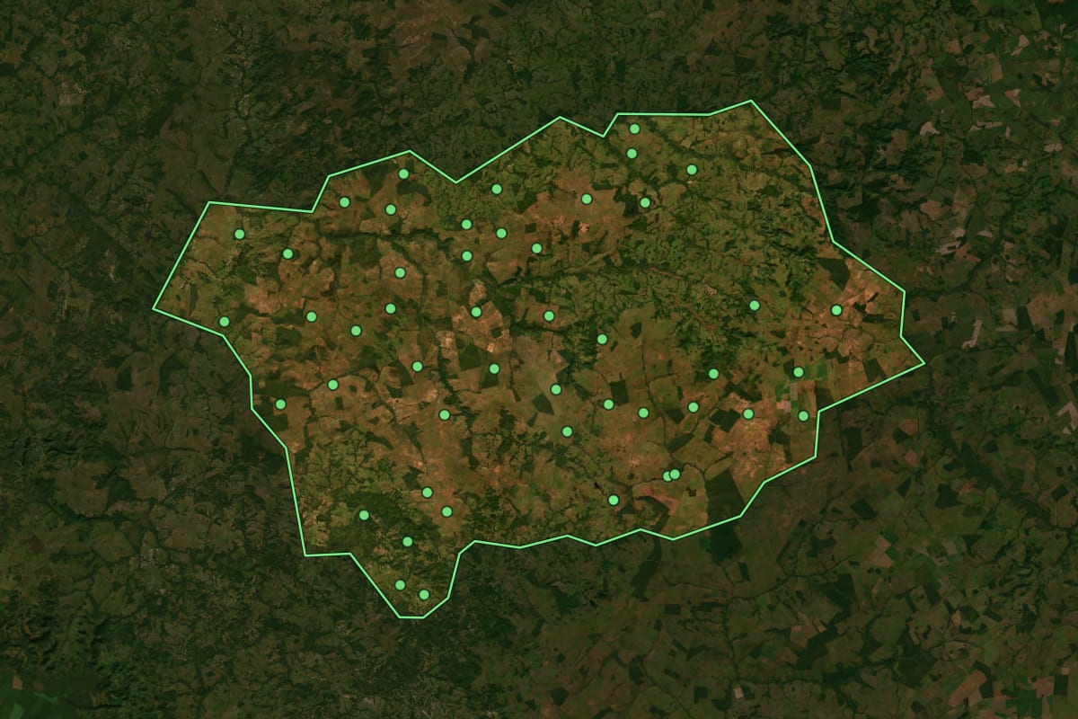 Imagem de satélite de Figueirão (MS), com o contorno do município e a posição dos imóveis desta página.