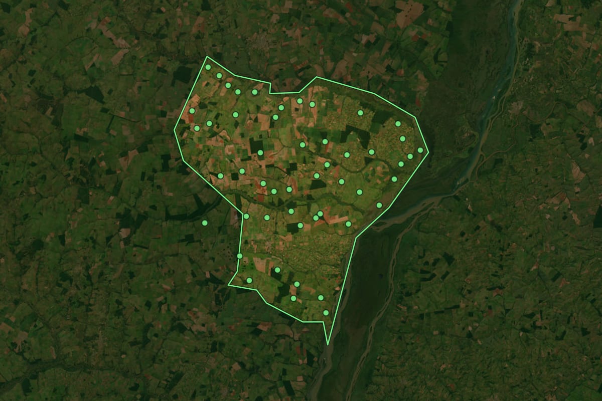 Imagem de satélite de Itaquiraí (MS), com o contorno do município e a posição dos imóveis desta página.