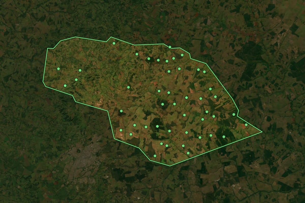 Imagem de satélite de Jaraguari (MS), com o contorno do município e a posição dos imóveis desta página.