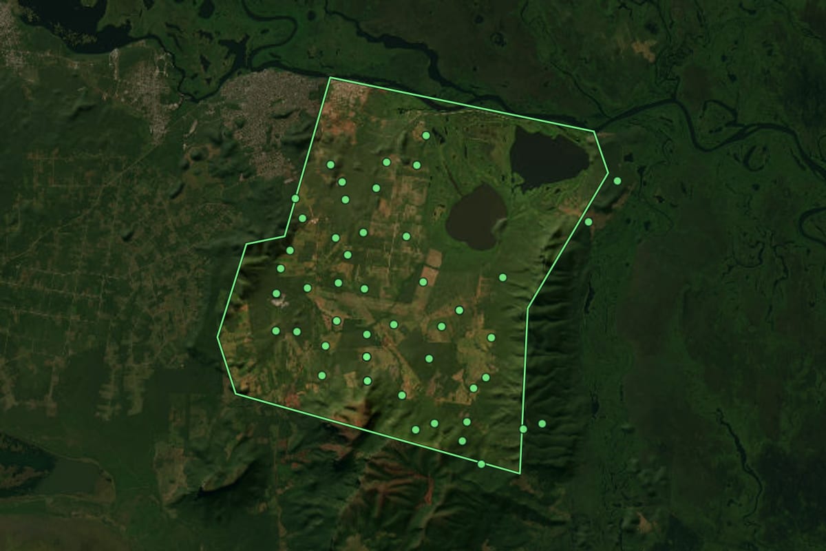 Imagem de satélite de Ladário (MS), com o contorno do município e a posição dos imóveis desta página.
