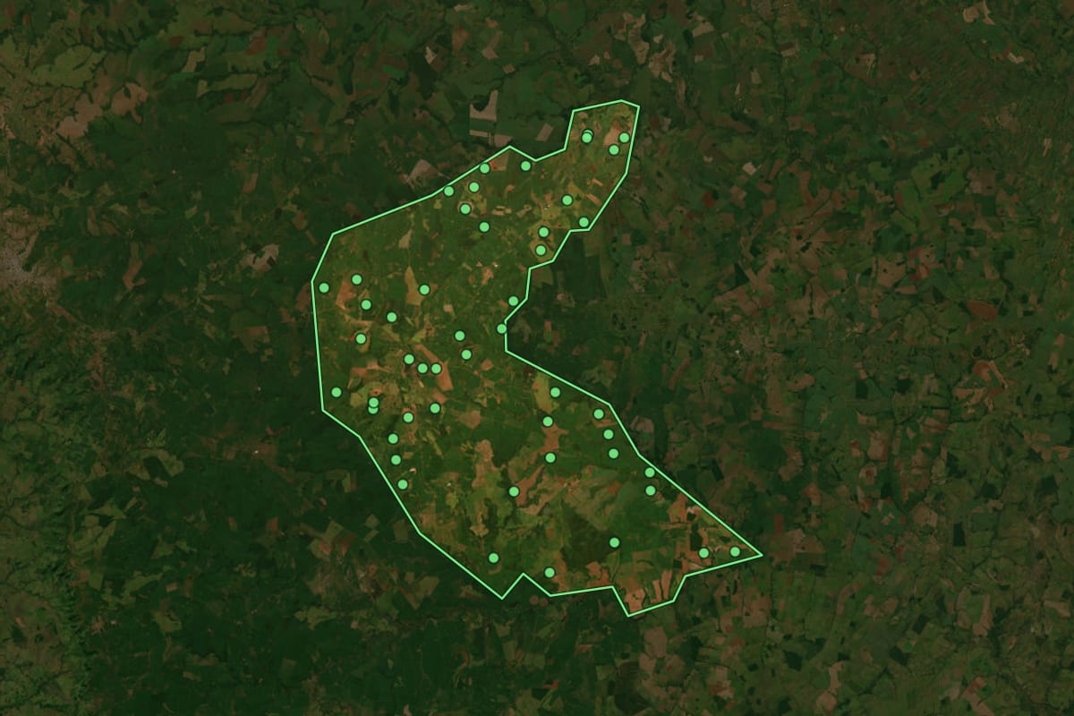 Imagem de satélite de Laguna Carapã (MS), com o contorno do município e a posição dos imóveis desta página.