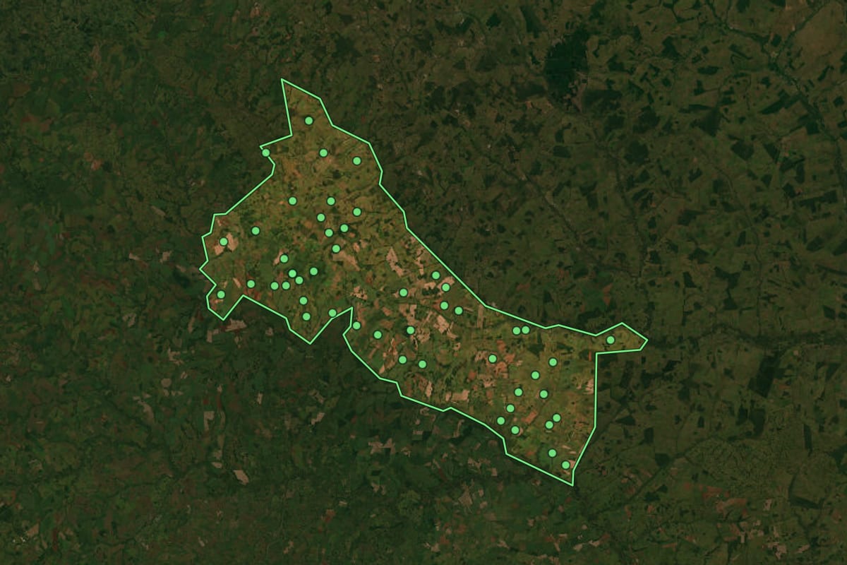 Imagem de satélite de Nova Alvorada do Sul (MS), com o contorno do município e a posição dos imóveis desta página.