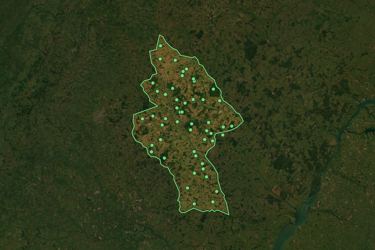 Imagem de satélite de Ribas do Rio Pardo (MS), com o contorno do município e a posição dos imóveis desta página.