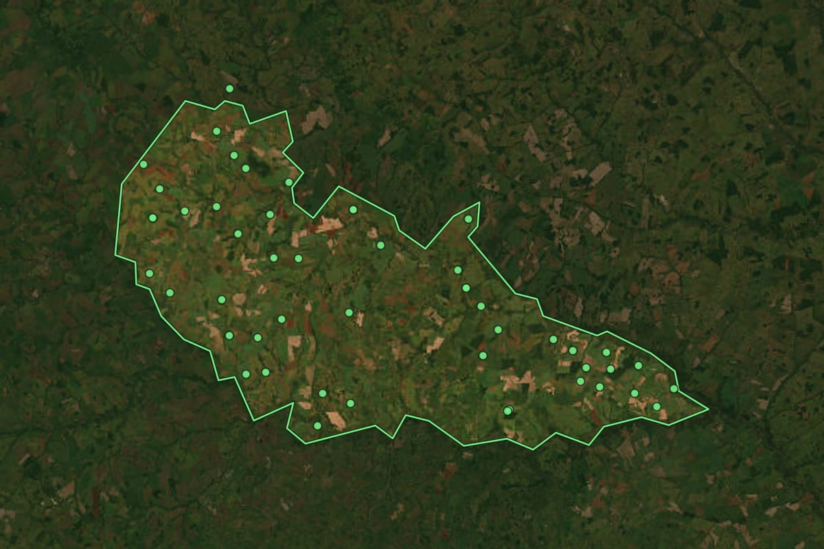 Imagem de satélite de Rio Brilhante (MS), com o contorno do município e a posição dos imóveis desta página.