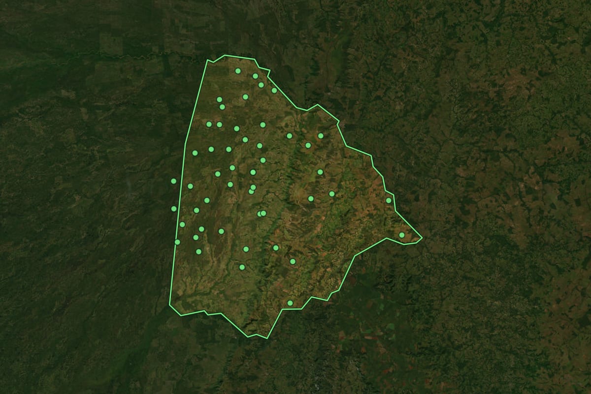 Imagem de satélite de Rio Verde de Mato Grosso (MS), com o contorno do município e a posição dos imóveis desta página.
