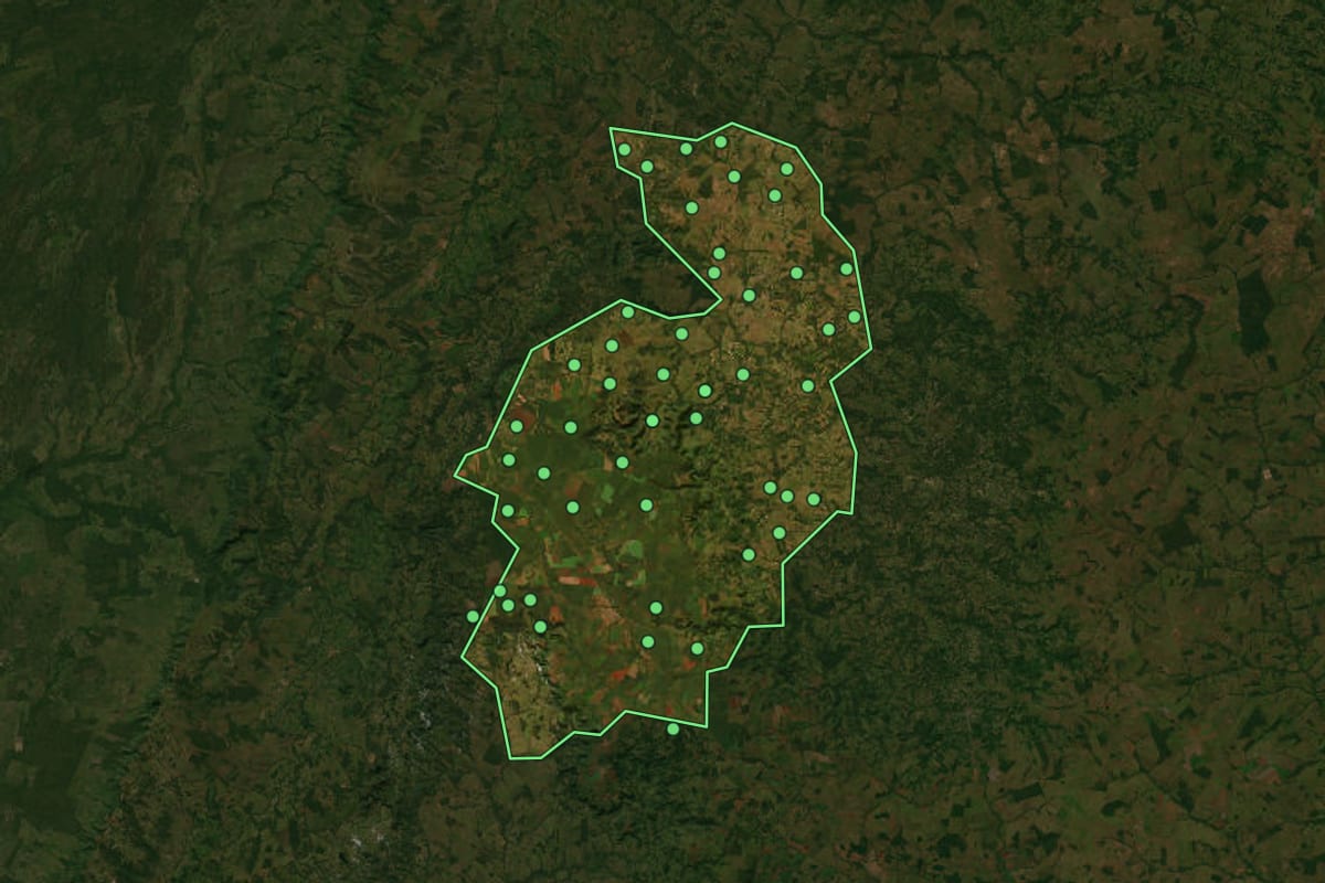 Imagem de satélite de São Gabriel do Oeste (MS), com o contorno do município e a posição dos imóveis desta página.