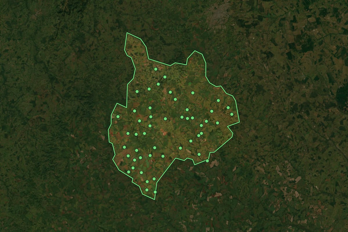 Imagem de satélite de Sidrolândia (MS), com o contorno do município e a posição dos imóveis desta página.