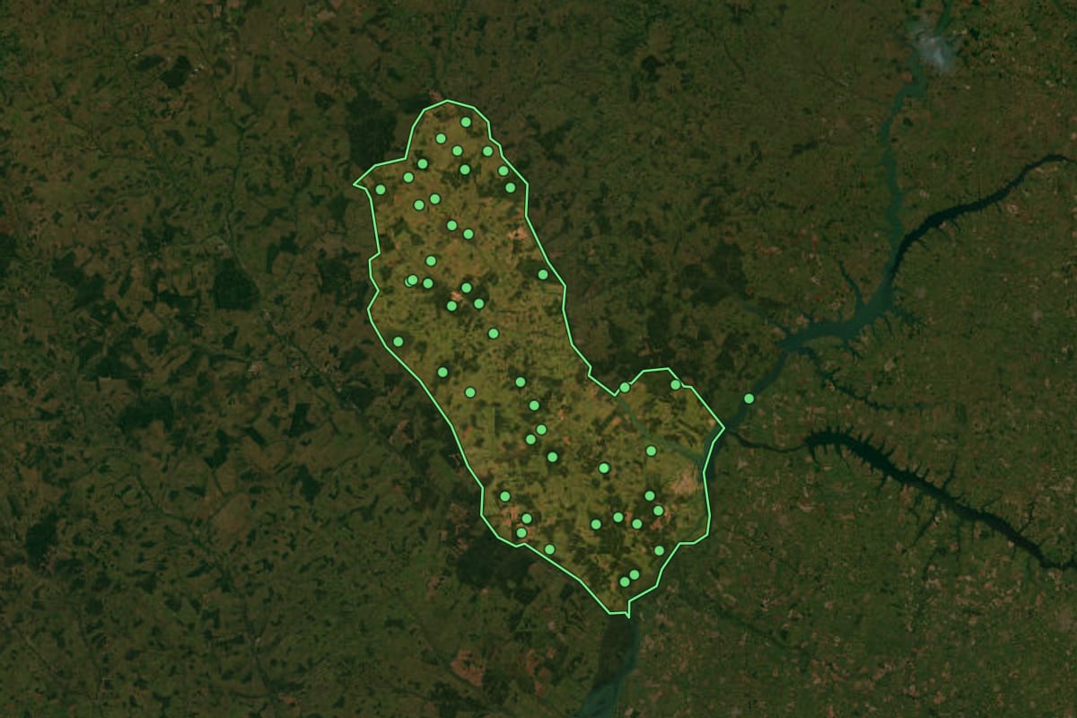 Imagem de satélite de Três Lagoas (MS), com o contorno do município e a posição dos imóveis desta página.