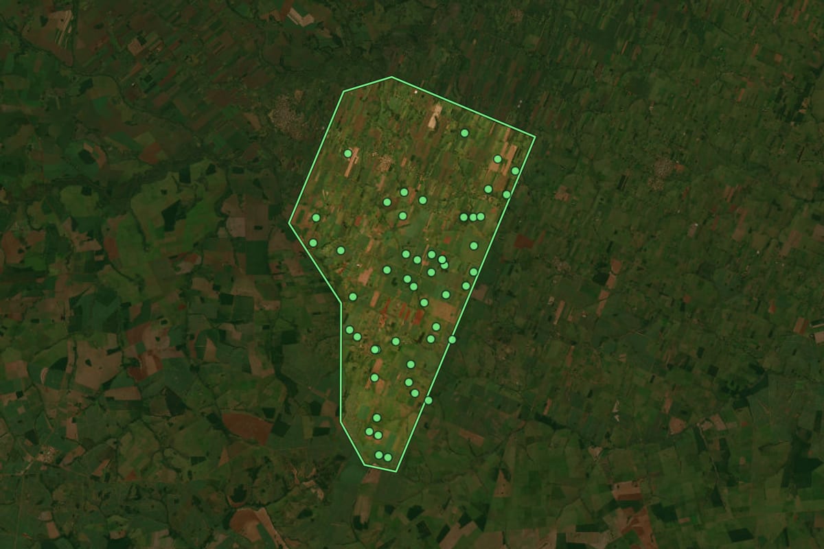 Imagem de satélite de Vicentina (MS), com o contorno do município e a posição dos imóveis desta página.