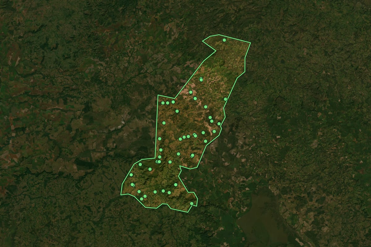 Imagem de satélite de Alto Araguaia (MT), com o contorno do município e a posição dos imóveis desta página.