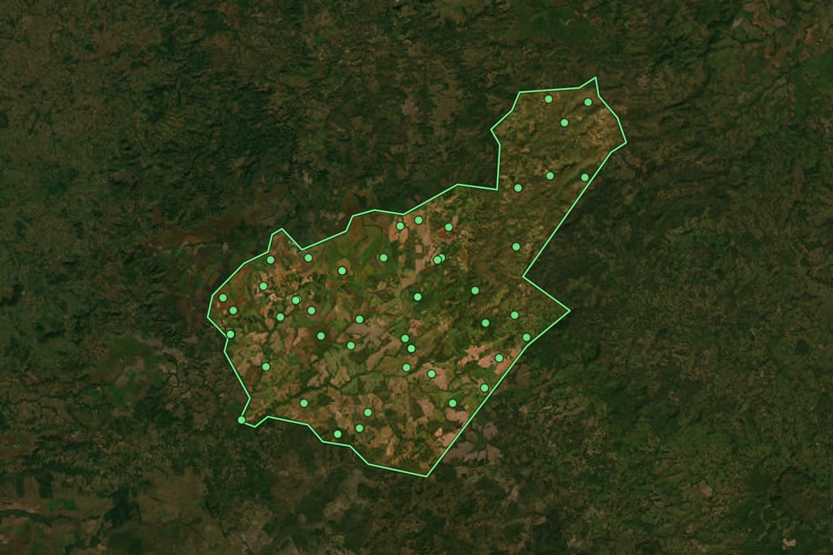 Imagem de satélite de Alto Garças (MT), com o contorno do município e a posição dos imóveis desta página.