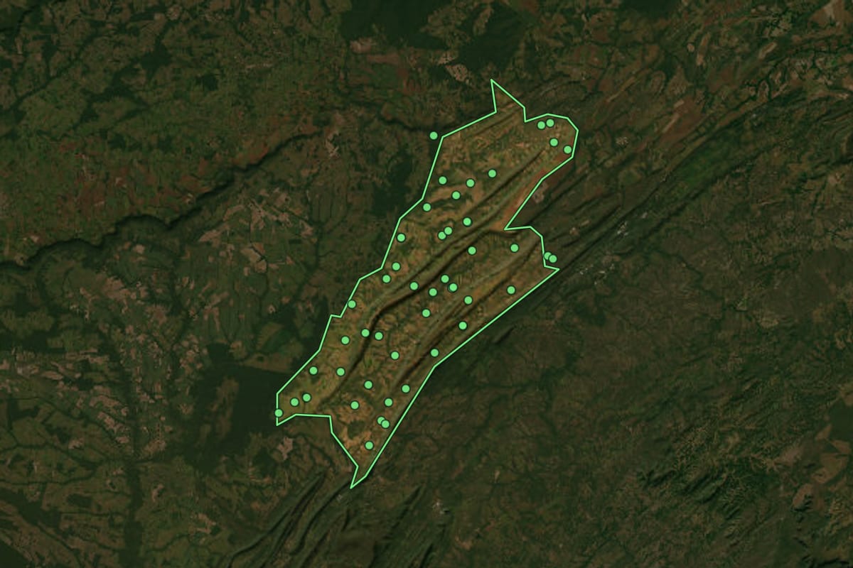 Imagem de satélite de Alto Paraguai (MT), com o contorno do município e a posição dos imóveis desta página.