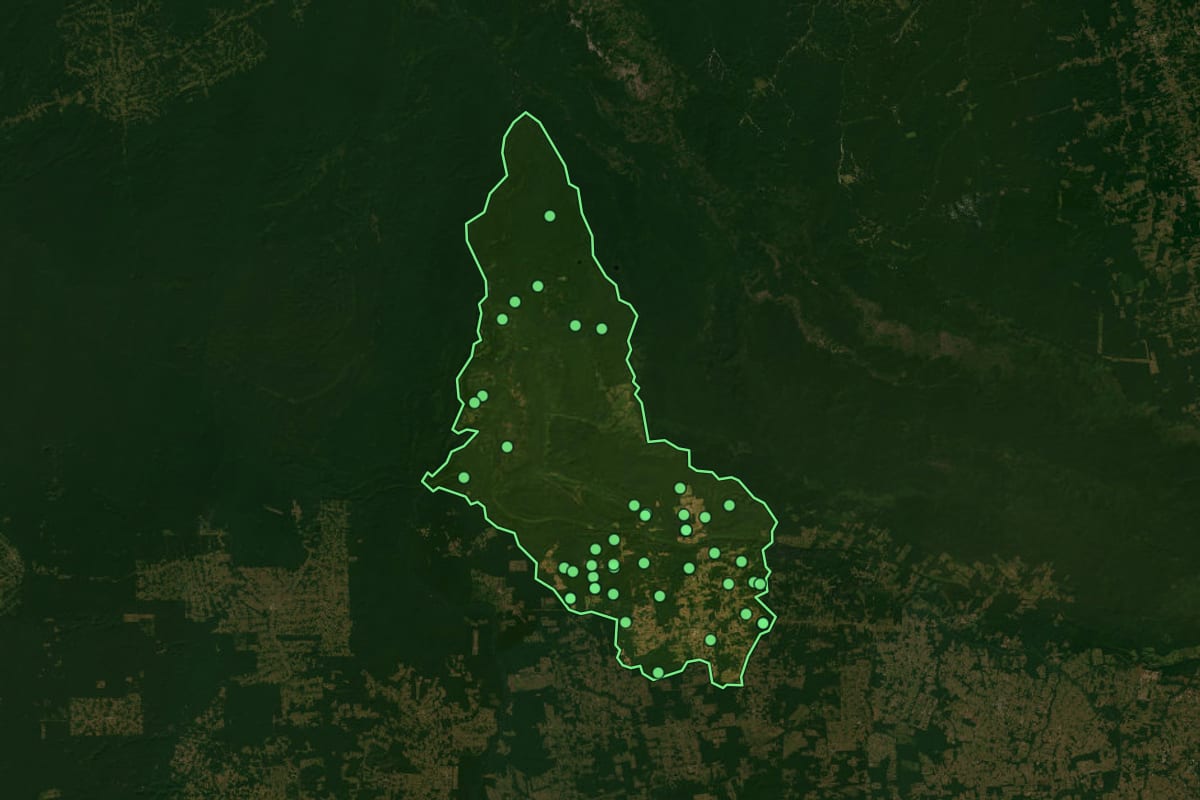 Imagem de satélite de Apiacás (MT), com o contorno do município e a posição dos imóveis desta página.