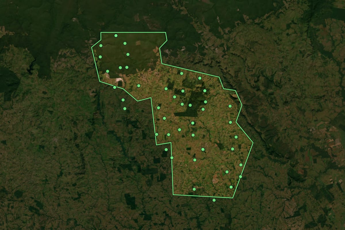 Imagem de satélite de Araputanga (MT), com o contorno do município e a posição dos imóveis desta página.