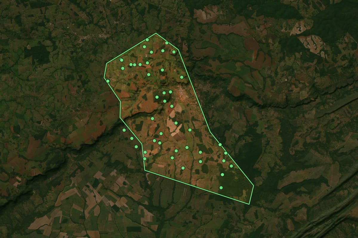 Imagem de satélite de Arenápolis (MT), com o contorno do município e a posição dos imóveis desta página.