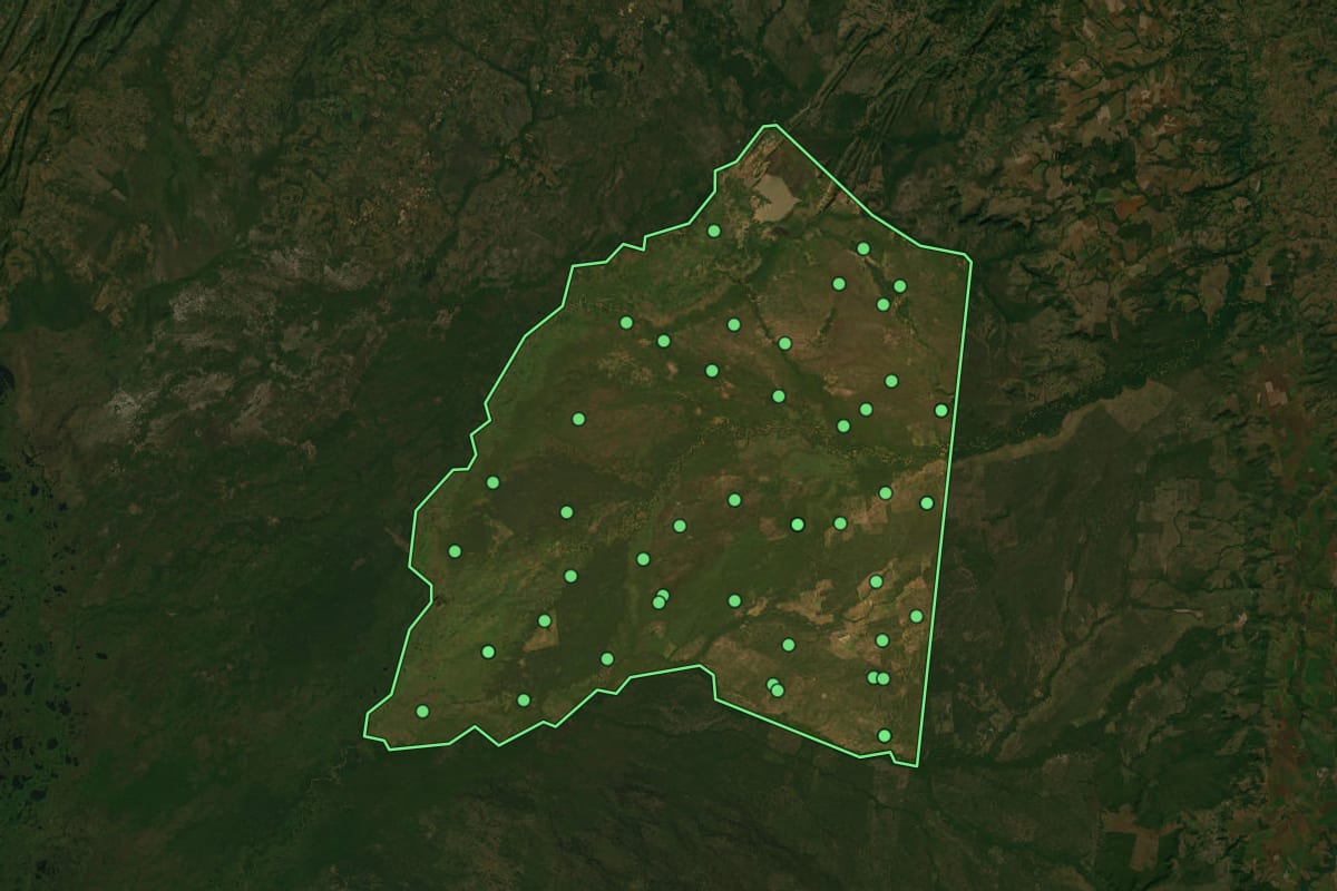 Imagem de satélite de Barão de Melgaço (MT), com o contorno do município e a posição dos imóveis desta página.