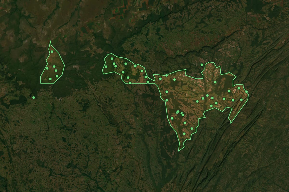 Imagem de satélite de Barra do Bugres (MT), com o contorno do município e a posição dos imóveis desta página.
