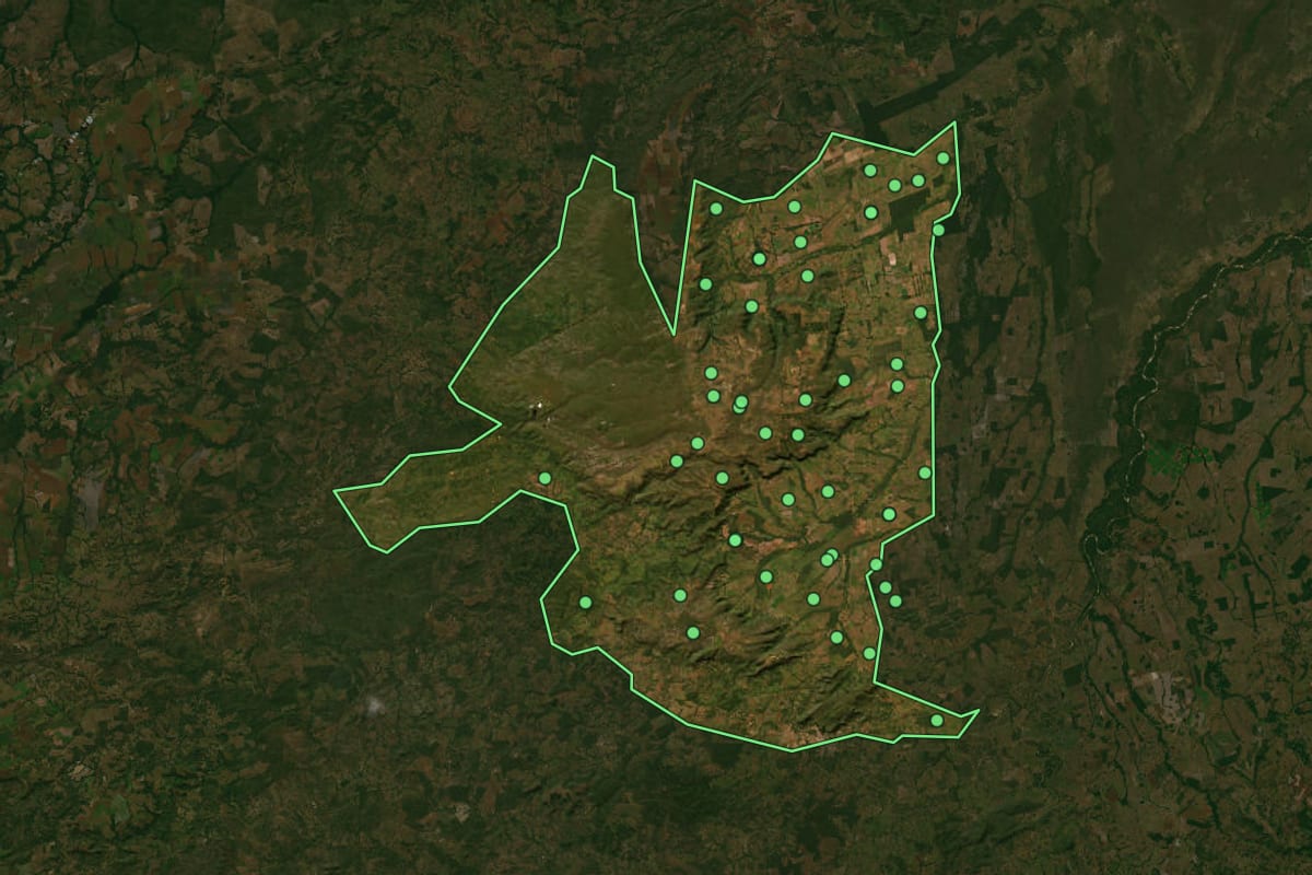 Imagem de satélite de Barra do Garças (MT), com o contorno do município e a posição dos imóveis desta página.