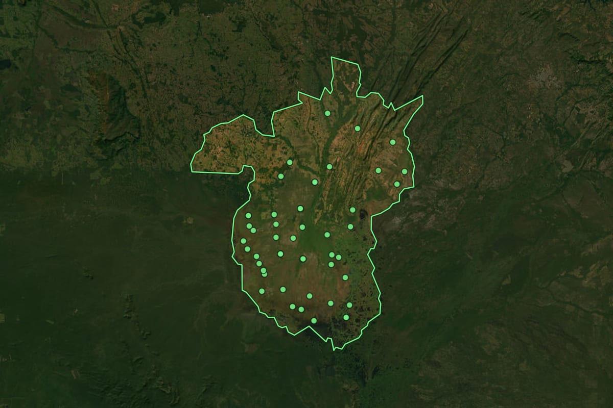 Imagem de satélite de Cáceres (MT), com o contorno do município e a posição dos imóveis desta página.