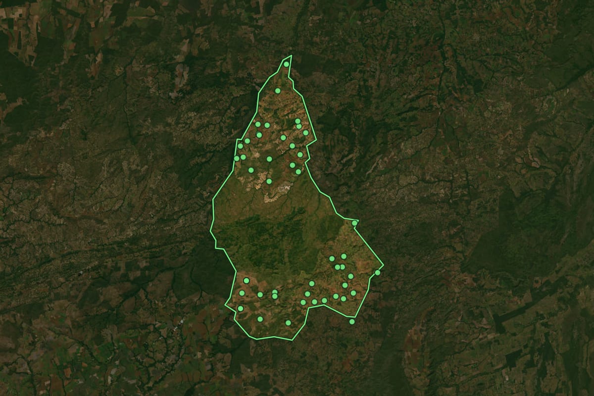 Imagem de satélite de Campinápolis (MT), com o contorno do município e a posição dos imóveis desta página.