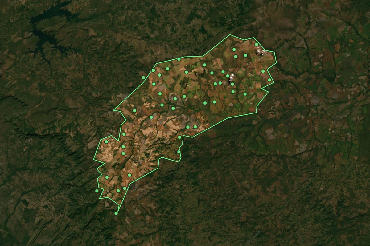 Imagem de satélite de Campo Verde (MT), com o contorno do município e a posição dos imóveis desta página.