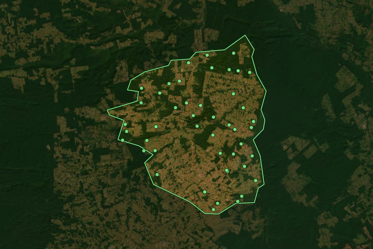 Imagem de satélite de Castanheira (MT), com o contorno do município e a posição dos imóveis desta página.