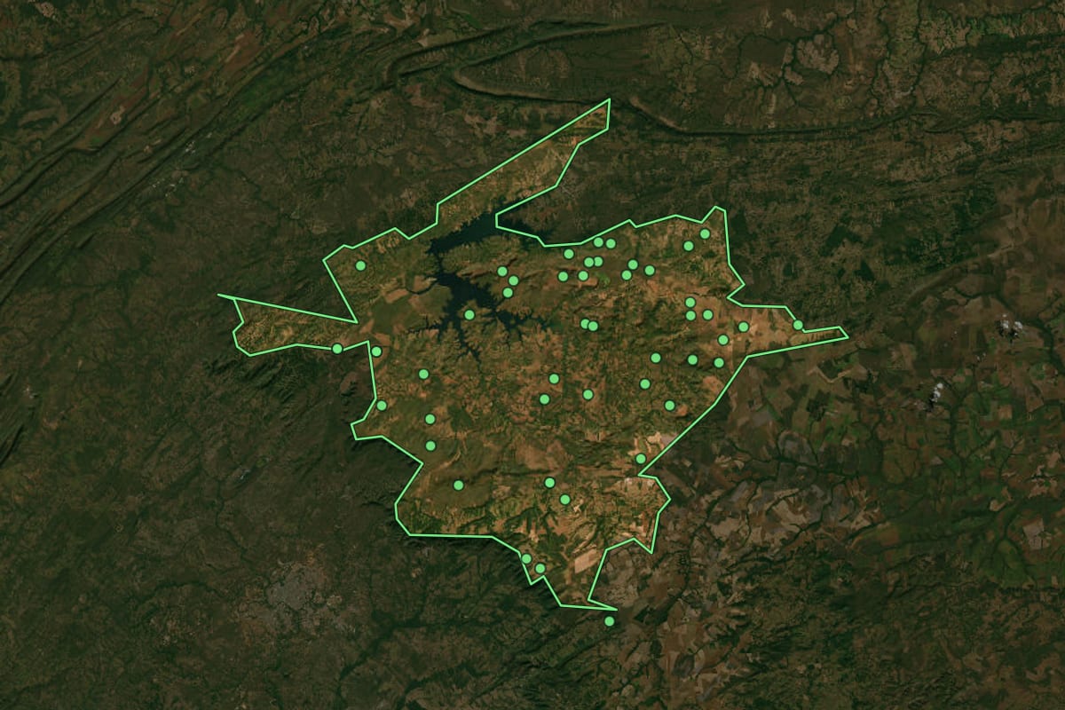 Imagem de satélite de Chapada dos Guimarães (MT), com o contorno do município e a posição dos imóveis desta página.