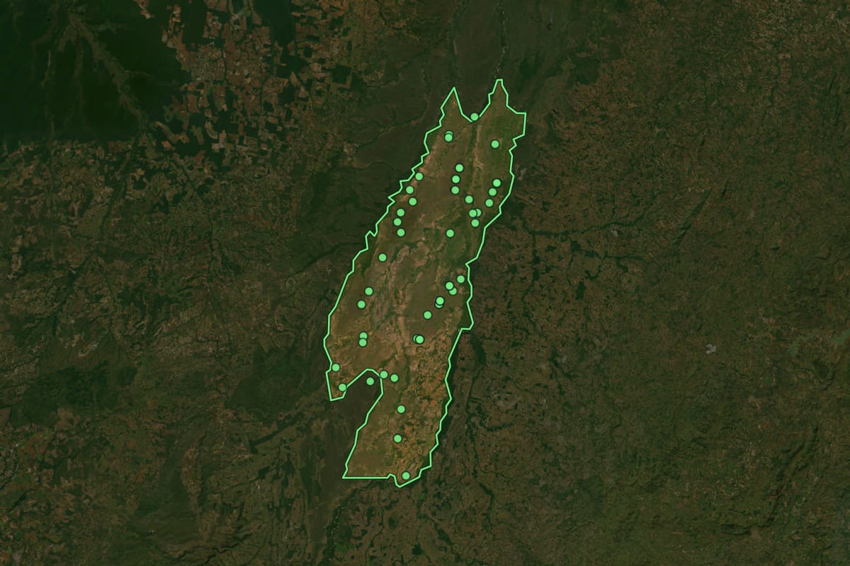 Imagem de satélite de Cocalinho (MT), com o contorno do município e a posição dos imóveis desta página.