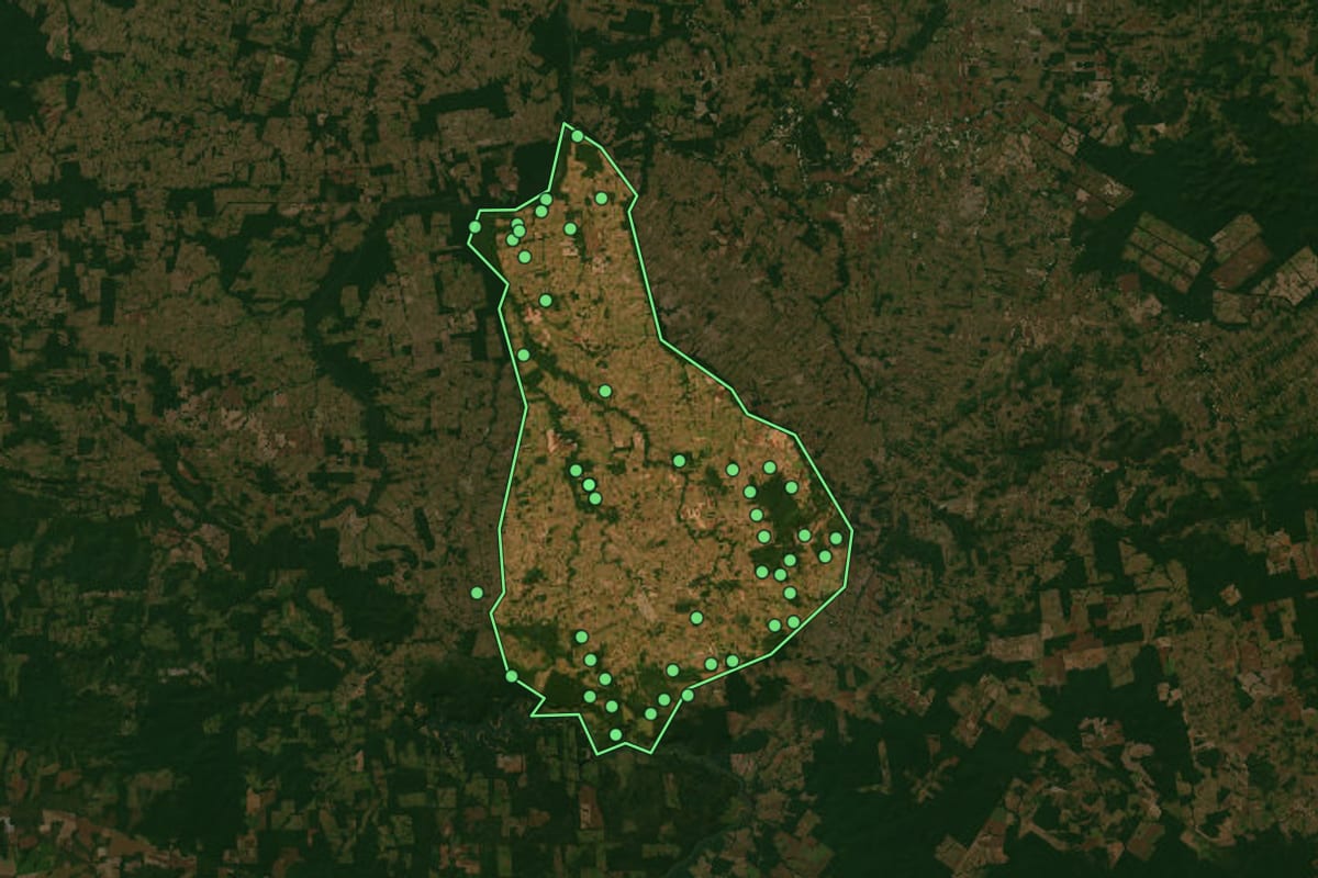 Imagem de satélite de Colíder (MT), com o contorno do município e a posição dos imóveis desta página.