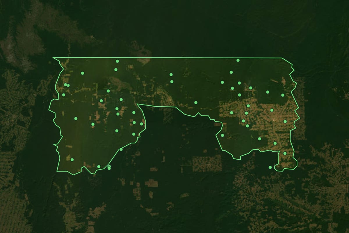 Imagem de satélite de Colniza (MT), com o contorno do município e a posição dos imóveis desta página.
