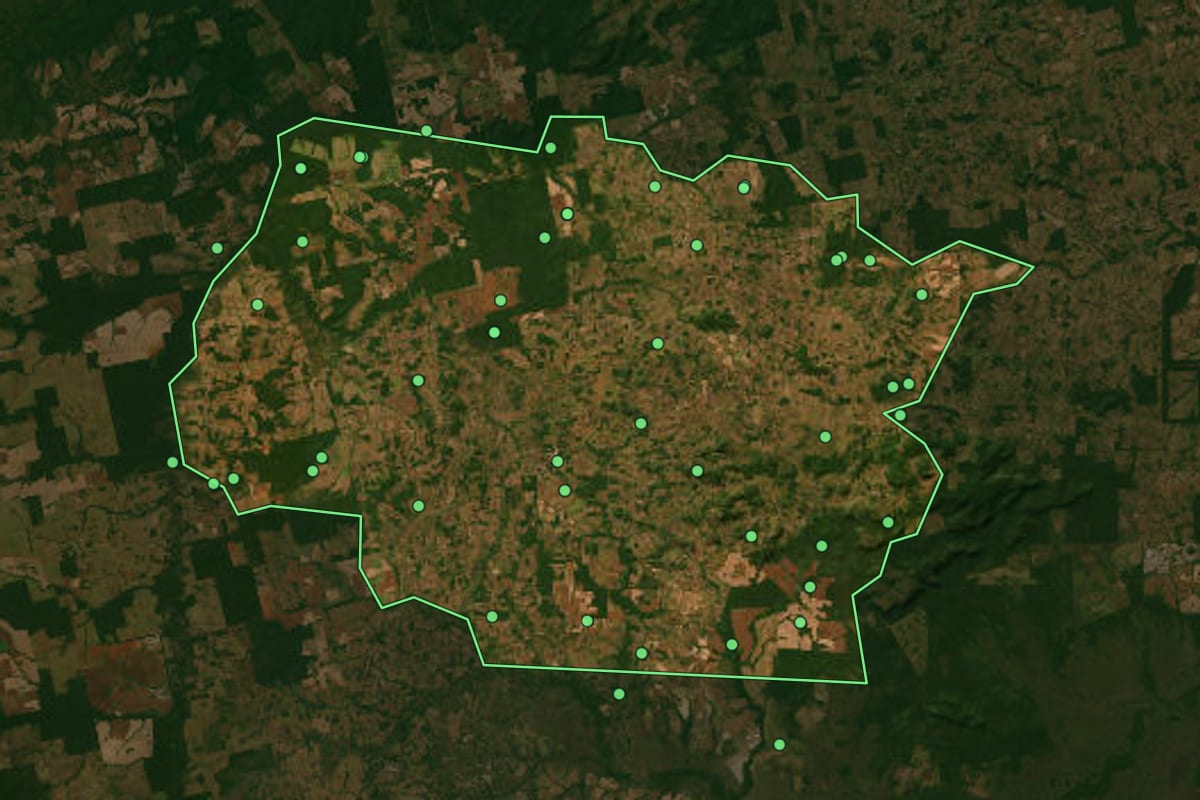 Imagem de satélite de Confresa (MT), com o contorno do município e a posição dos imóveis desta página.
