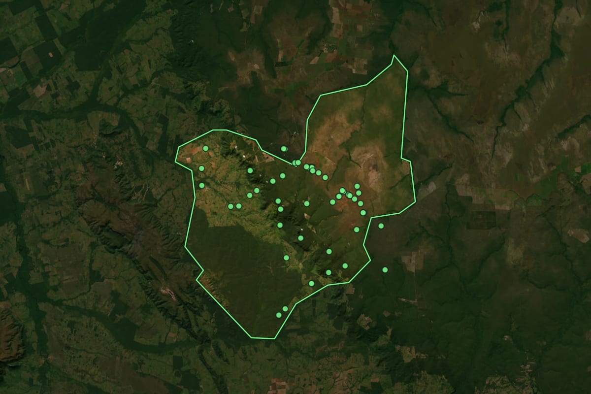 Imagem de satélite de Conquista D'Oeste (MT), com o contorno do município e a posição dos imóveis desta página.