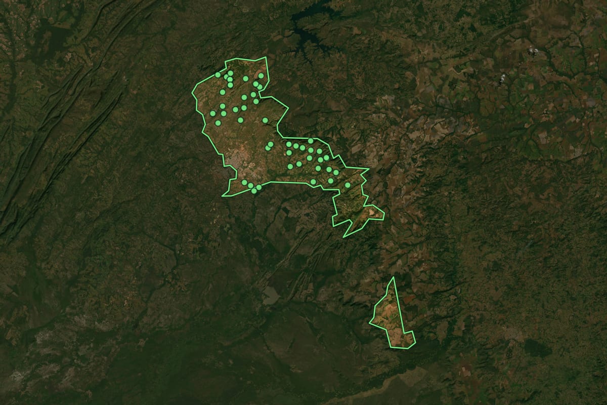 Imagem de satélite de Cuiabá (MT), com o contorno do município e a posição dos imóveis desta página.
