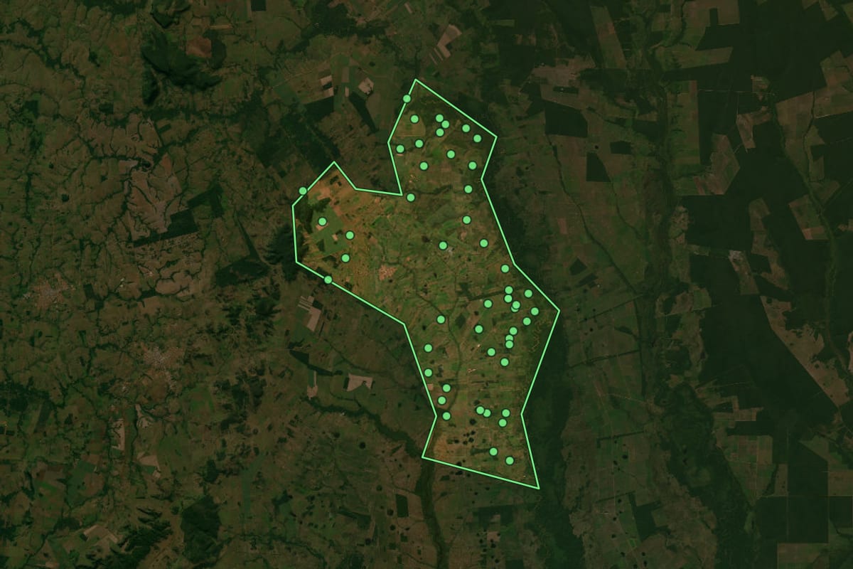 Imagem de satélite de Curvelândia (MT), com o contorno do município e a posição dos imóveis desta página.