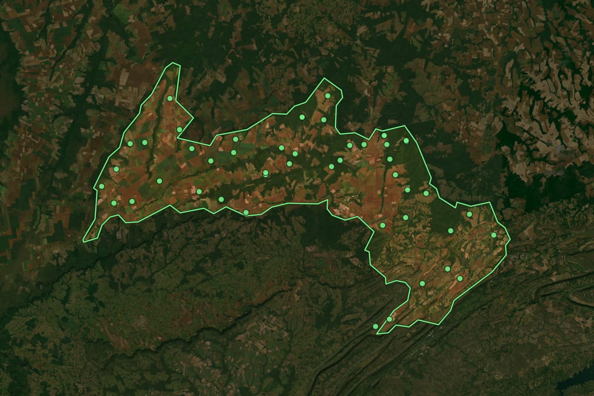 Imagem de satélite de Diamantino (MT), com o contorno do município e a posição dos imóveis desta página.