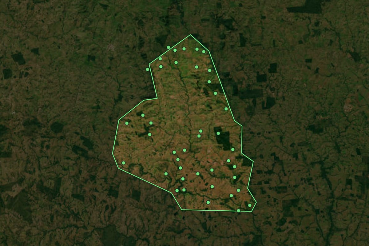 Imagem de satélite de Figueirópolis D'Oeste (MT), com o contorno do município e a posição dos imóveis desta página.