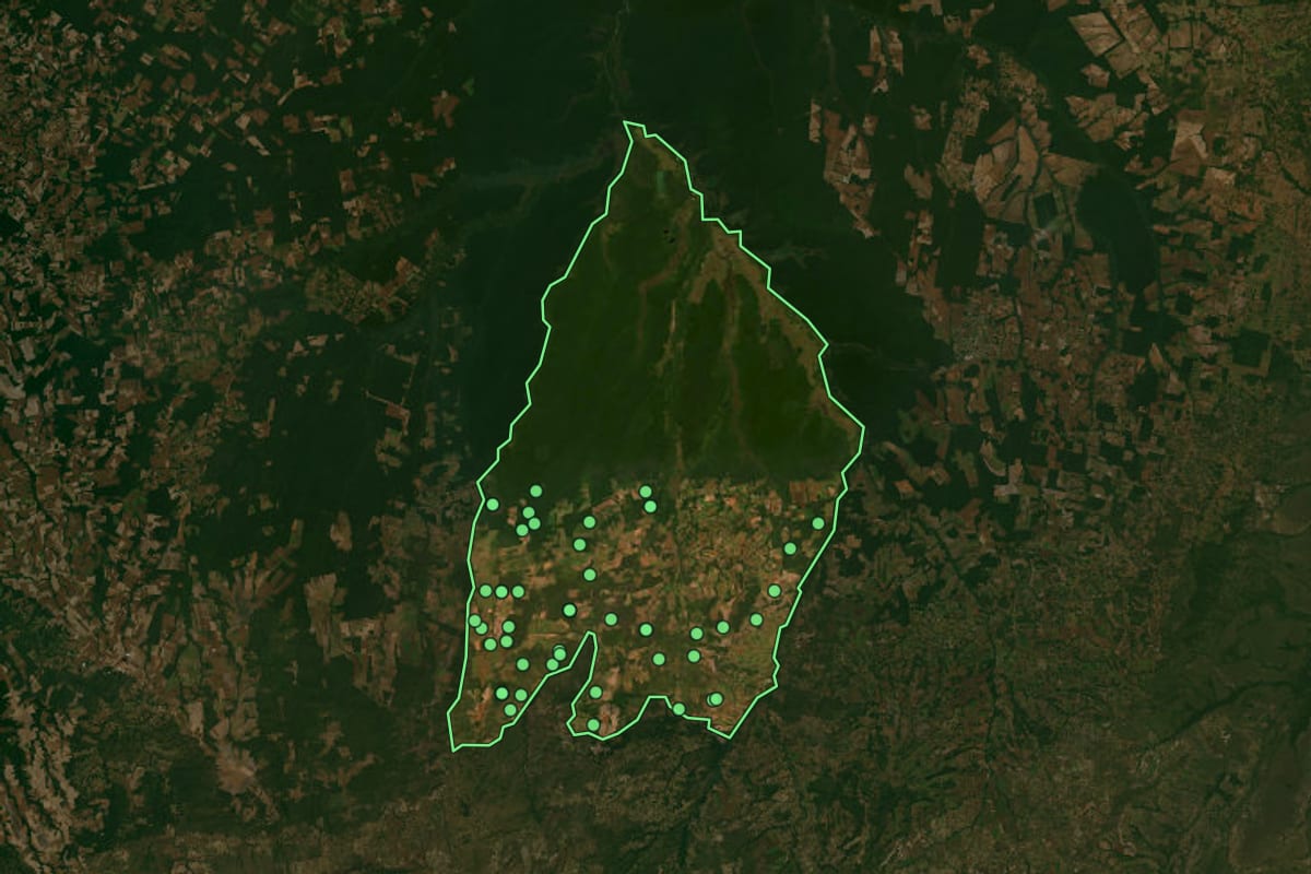 Imagem de satélite de Gaúcha do Norte (MT), com o contorno do município e a posição dos imóveis desta página.
