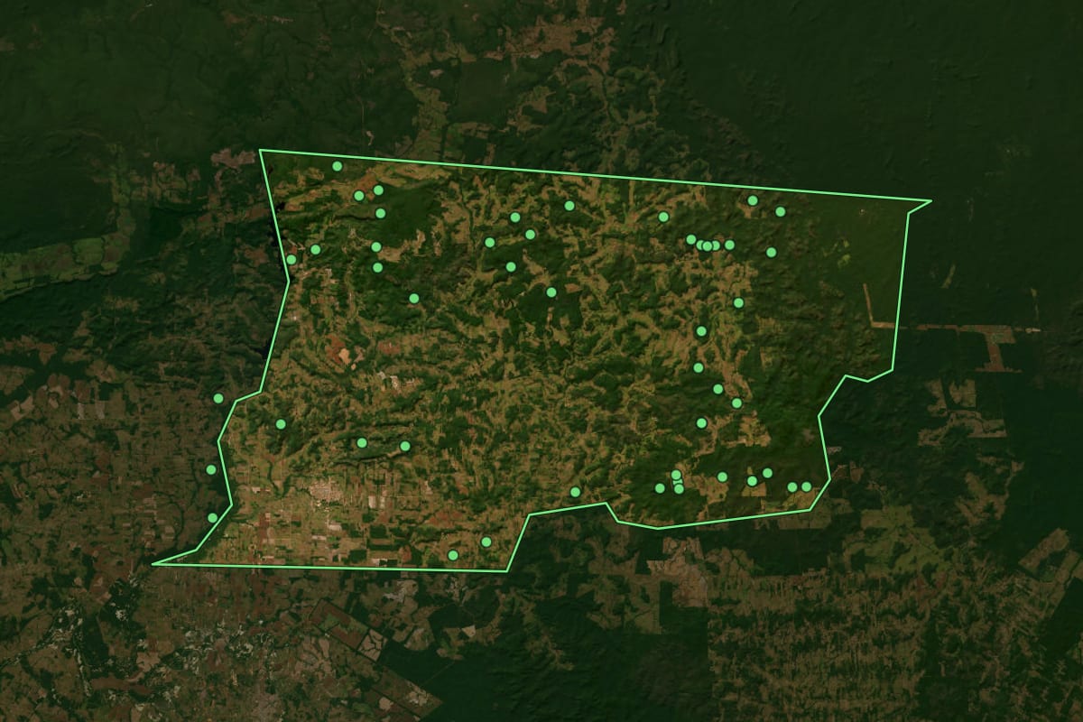 Imagem de satélite de Guarantã do Norte (MT), com o contorno do município e a posição dos imóveis desta página.