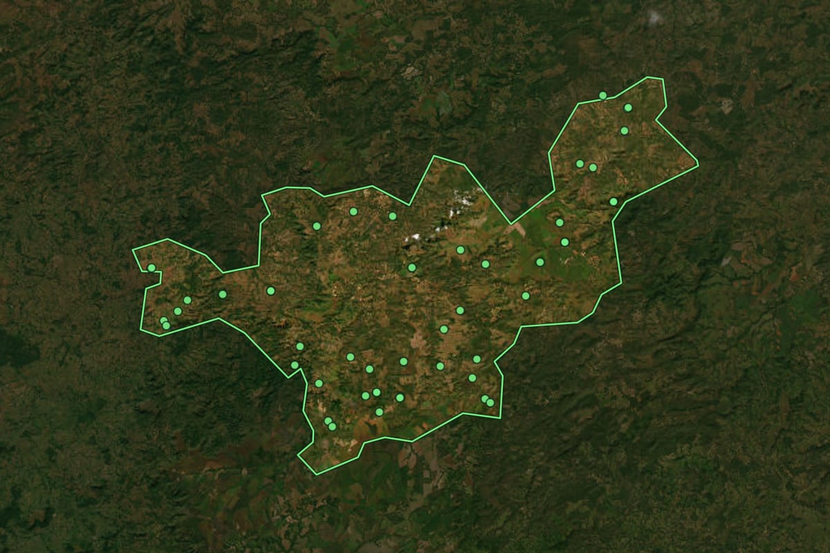 Imagem de satélite de Guiratinga (MT), com o contorno do município e a posição dos imóveis desta página.