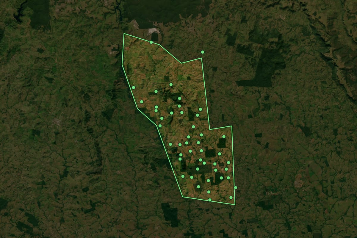 Imagem de satélite de Indiavaí (MT), com o contorno do município e a posição dos imóveis desta página.