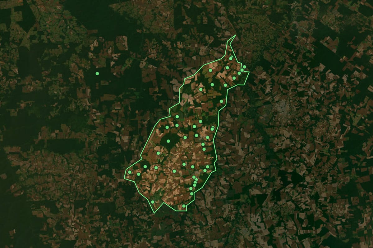 Imagem de satélite de Ipiranga do Norte (MT), com o contorno do município e a posição dos imóveis desta página.