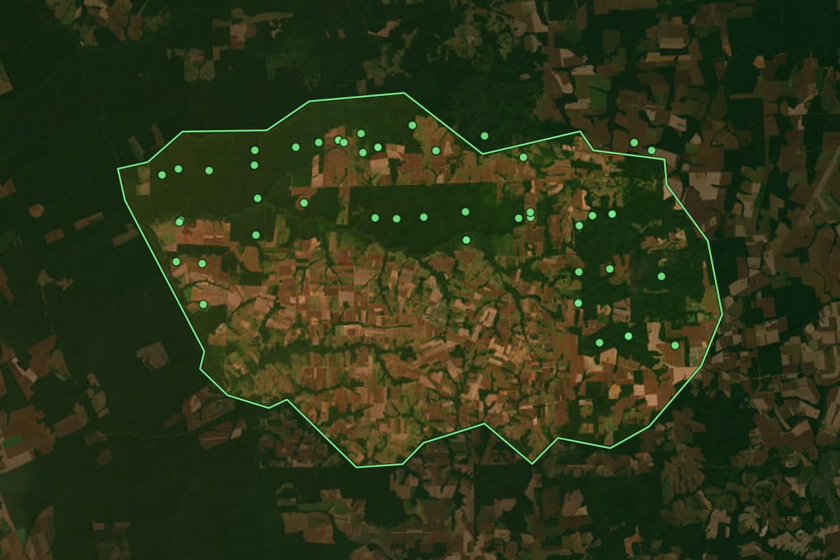 Imagem de satélite de Itanhangá (MT), com o contorno do município e a posição dos imóveis desta página.