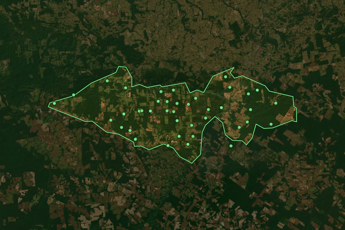 Imagem de satélite de Itaúba (MT), com o contorno do município e a posição dos imóveis desta página.