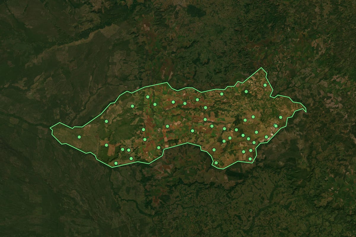 Imagem de satélite de Itiquira (MT), com o contorno do município e a posição dos imóveis desta página.