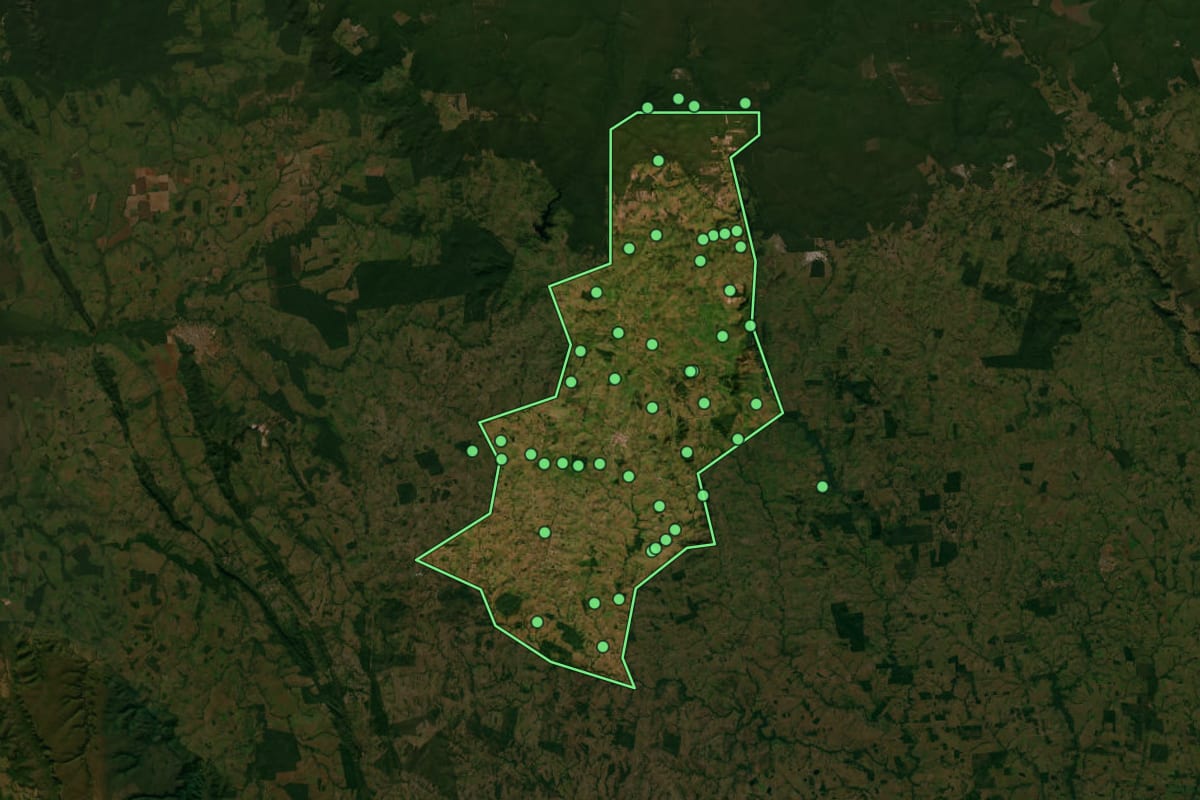Imagem de satélite de Jauru (MT), com o contorno do município e a posição dos imóveis desta página.