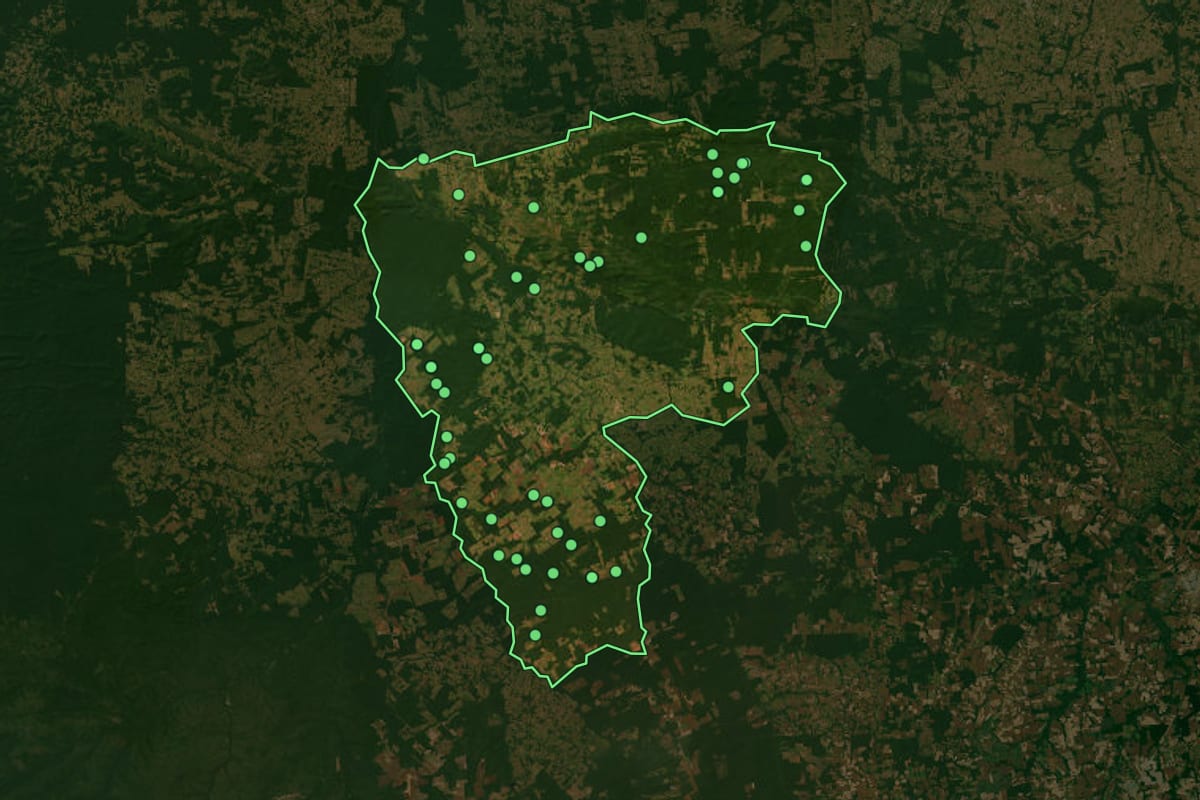 Imagem de satélite de Juara (MT), com o contorno do município e a posição dos imóveis desta página.