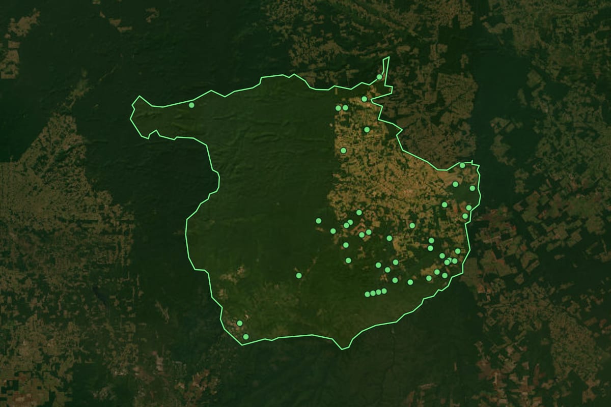 Imagem de satélite de Juína (MT), com o contorno do município e a posição dos imóveis desta página.