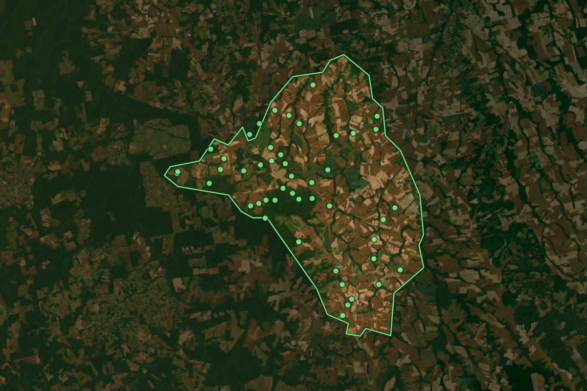 Imagem de satélite de Lucas do Rio Verde (MT), com o contorno do município e a posição dos imóveis desta página.