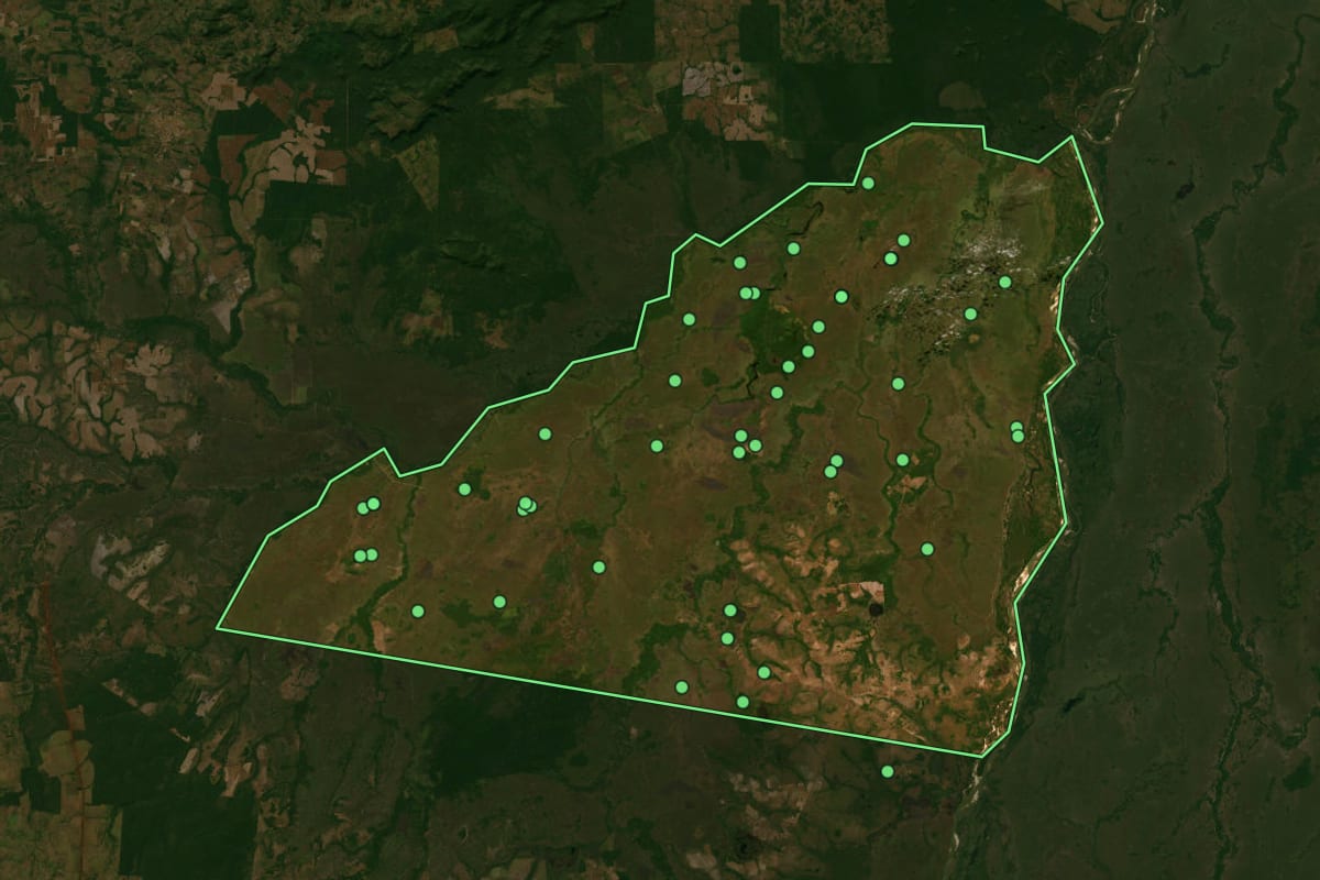 Imagem de satélite de Luciara (MT), com o contorno do município e a posição dos imóveis desta página.