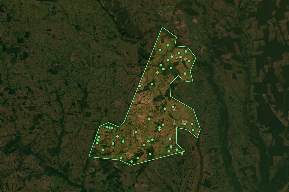 Imagem de satélite de Mirassol d'Oeste (MT), com o contorno do município e a posição dos imóveis desta página.